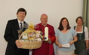 V. l.: Ordinariatskanzler Johann Hainzl, der Jubilar, Edeltraud Artner-Papelitzky und die Direktorin von Pastorale Berufe Brigitte Gruber-Aichberger.