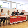 V. l.: Helmut Eder, Michaela Haunold, Angelika Stummer, Gerold Lehner, Daniel Neuböck mit seinen SchülerInnen Tim Strasser, Sandra Hötzeneder und Tanja Mittermair. / © Diözese Linz V. l.: Helmut Eder, Michaela Haunold, Angelika Stummer, Gerold Lehner, Daniel Neuböck mit seinen SchülerInnen Tim Strasser, Sandra Hötzeneder und Tanja Mittermair.ut Eder, Projektleiterin Help-Mobil Mag.a Michaela Haunold (Caritas OÖ), Projektleiteri
