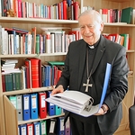 Bischof em. Ludwig Schwarz in seinem Büro